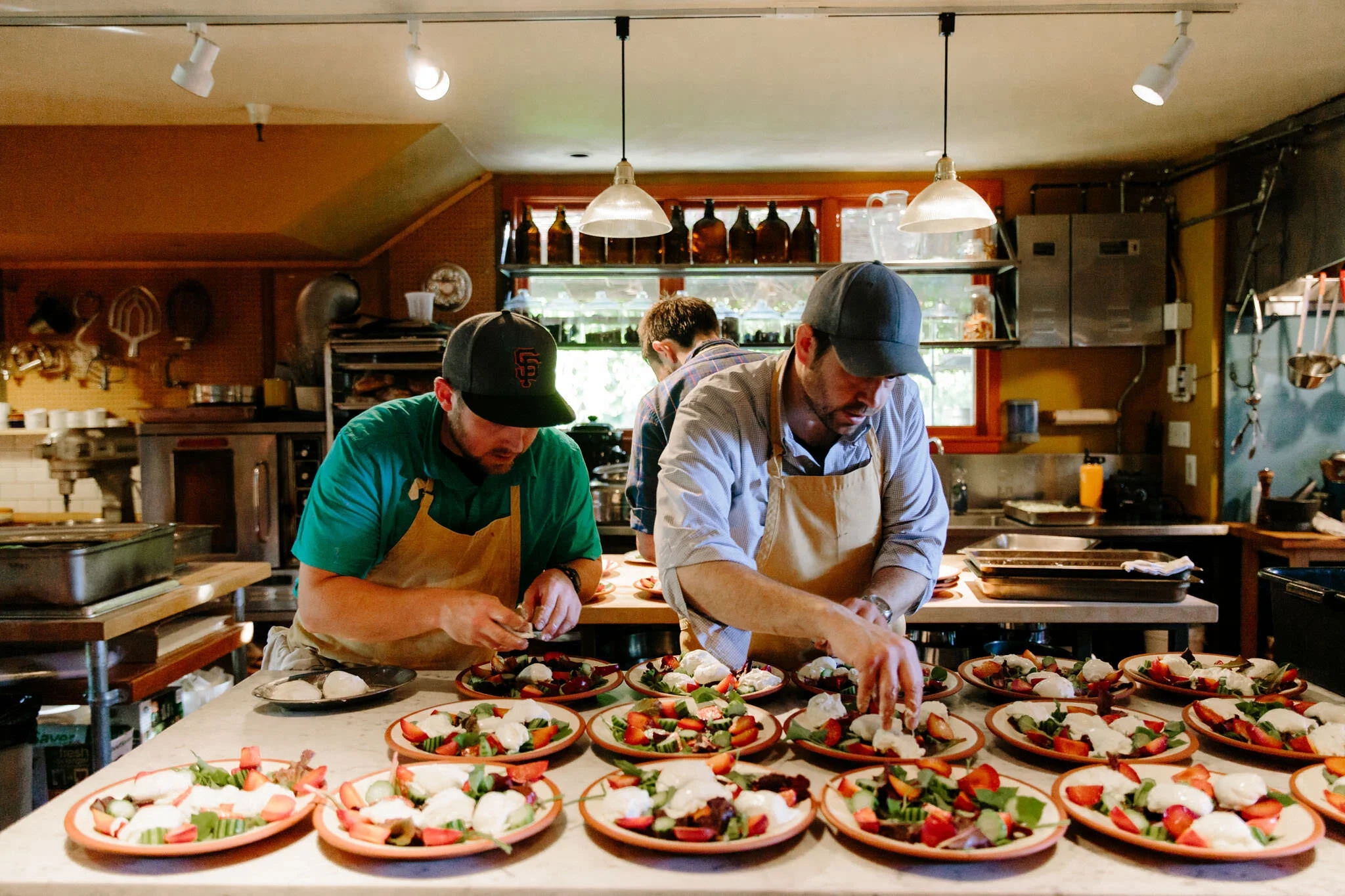 少妇视频 | 专业影视传媒与视频制作平台 | 激情释放专业厨师团队在厨房中精心准备美食